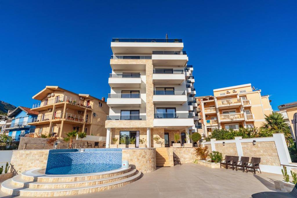 The Hotel MS building in Šušanj with its terrace and outdoor pool